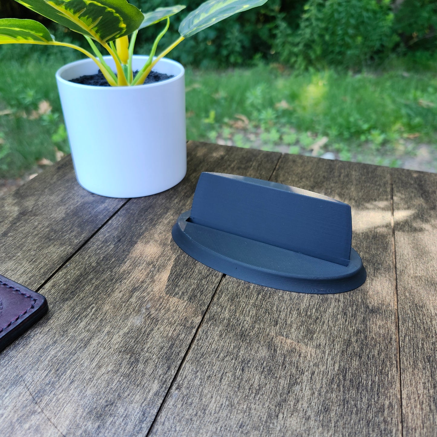 The Nest Pedestal – 3D Printed Display Stand for Leather Wallets and EDC Gear
