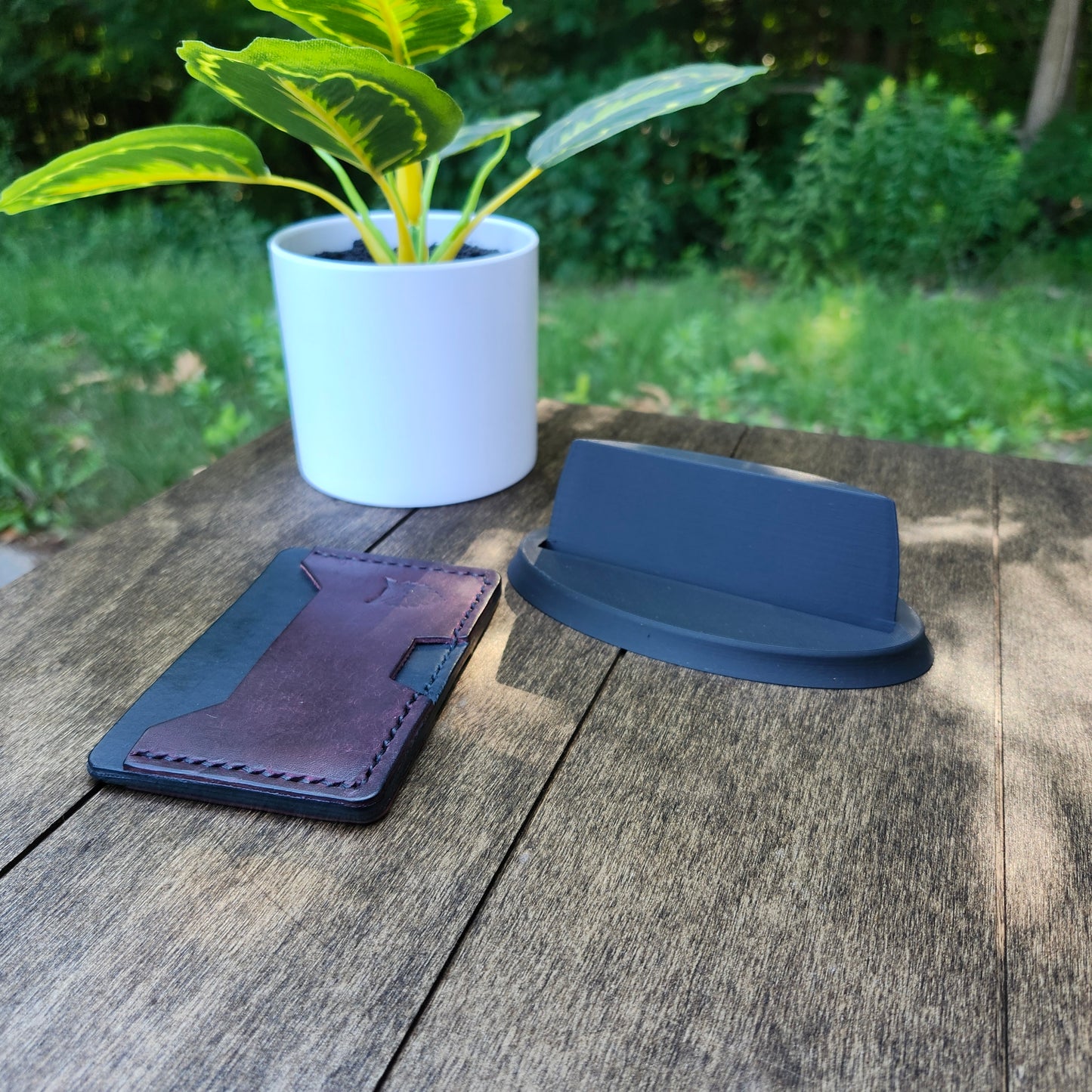 The Nest Pedestal – 3D Printed Display Stand for Leather Wallets and EDC Gear